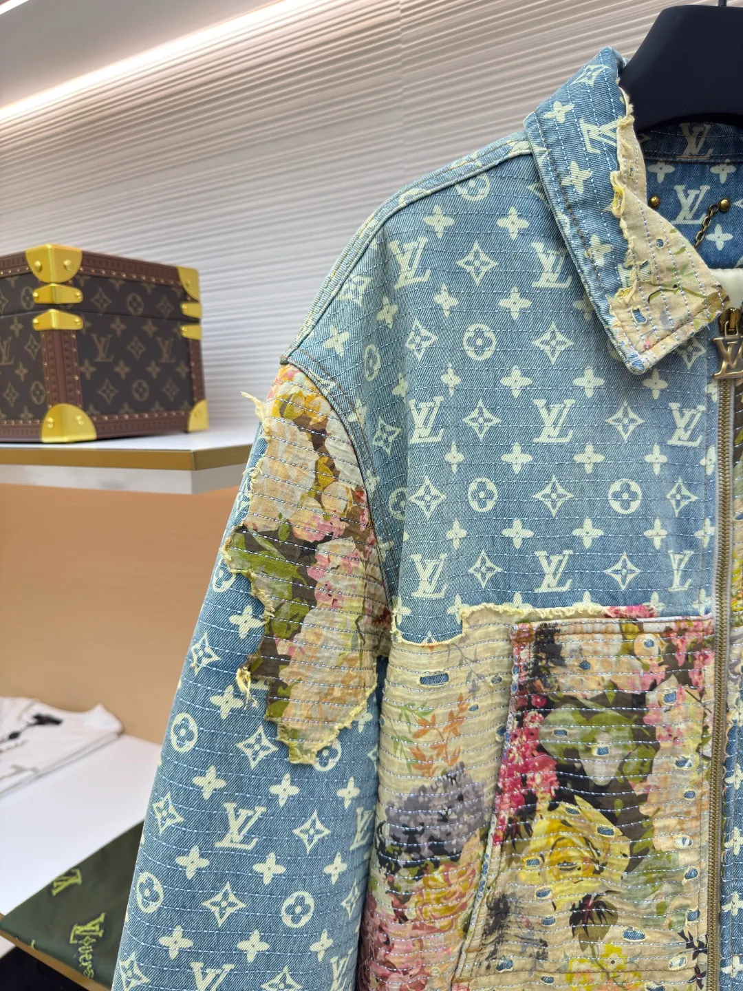 LOUIS VUITTON Retro rose floral patch presbyopic denim jacket cotton ●Authentic product: purchased and developed by 21974 ●Item number: 1680536-E30 ●Fabric: denim fabric ●Technology: patch production ●Version: loose version ●Weight: about 1595 grams ●Size: 46-48-50-52 ●Description: Pure cotton denim fabric, mulberry silk lining, polyester fiber filling, digital direct printing, old flower discharge printing technology, single-needle full-width embroidery, washed and distressed treatment, positioning pattern cutting and sewing, antique gold hardware accessories embellishment, and a full set of accessories. The denim fabric is custom-woven with counter-print yarn twill. The texture of the twill is thick and the texture is clear. After proper processing, the surface will show fine texture after grinding and washing. The denim fabric maintains high resilience, brings a gentle feel, skin-friendly comfort, and will not change shape and lose elasticity over time. The lattice fabric is made of custom-dyed yarn for discharge printing, with a full-frame classic presbyopia pattern. Discharge printing is based on the principle of revealing the original color of the yarn, and the discharge printing effect is combined with the fabric. The texture of discharge printing is exquisite and delicate, with rich patterns, strong color contrast, clear outlines and full color. The effect of white flowers on a blue background is produced by multiple subsequent processes after discharging the printing paste. The overall wiring is straight and delicate, the fabric is comfortable and soft, and the color is consistent without color difference. It can be matched with the same style to create a fashionable look and control various occasions. Customized accessories, complete with three standards, same style for men and women!